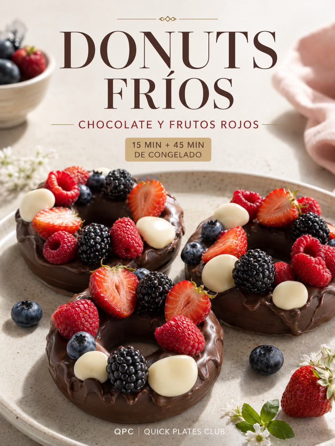 Donuts fríos de chocolate y frutos rojos