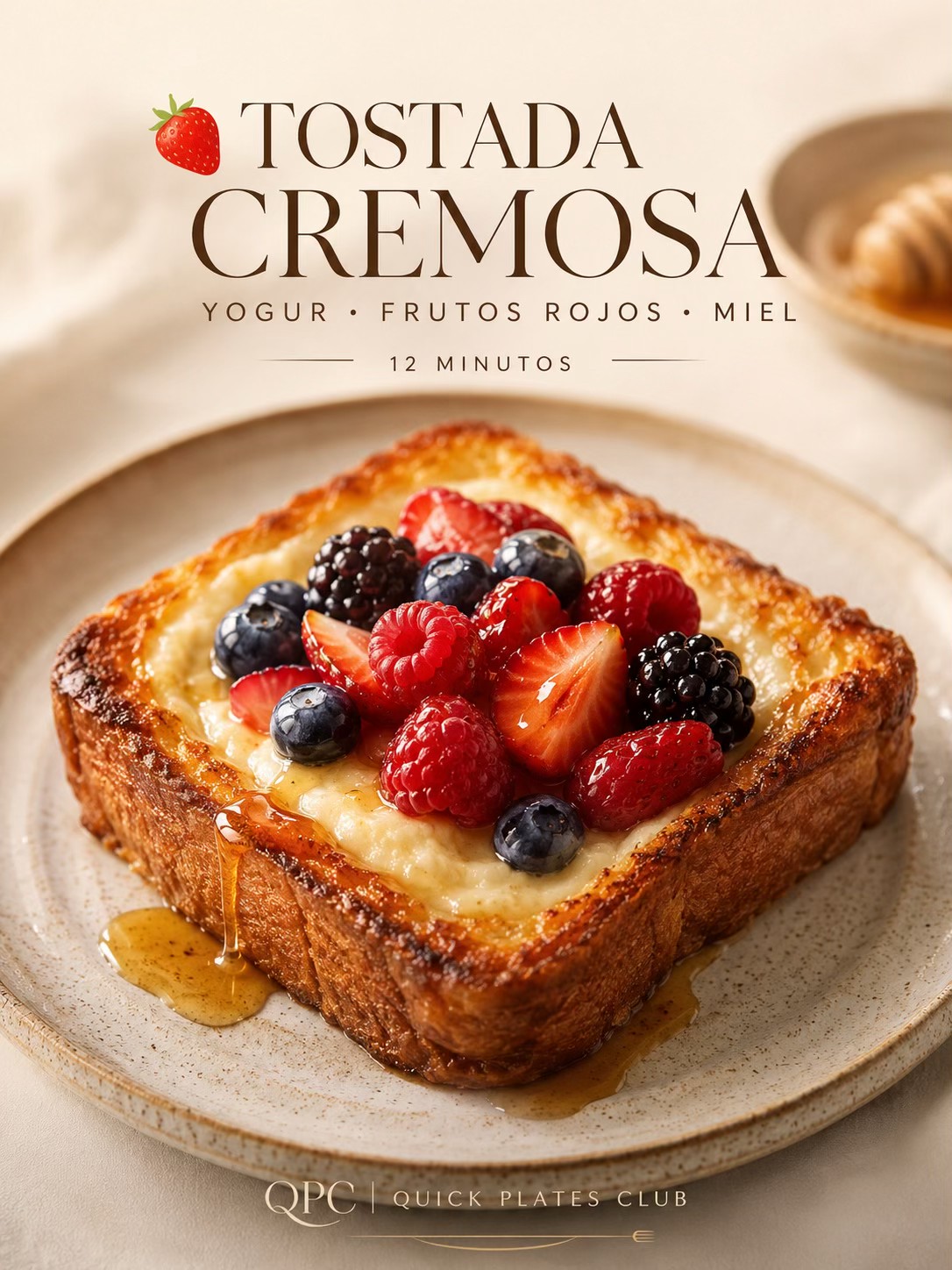 Tostada cremosa de yogur y frutos rojos